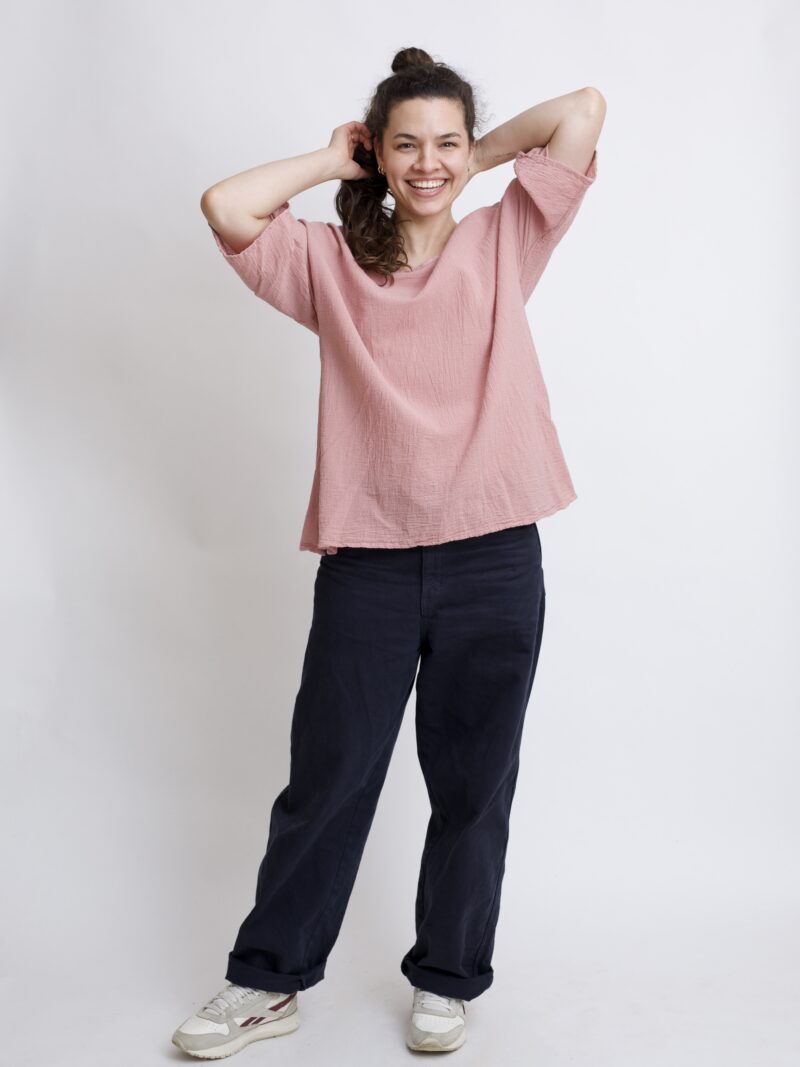 damska bluzka oversize. Modelka w luźnej bawełnianej bluzce w kolorze róż pudrowy