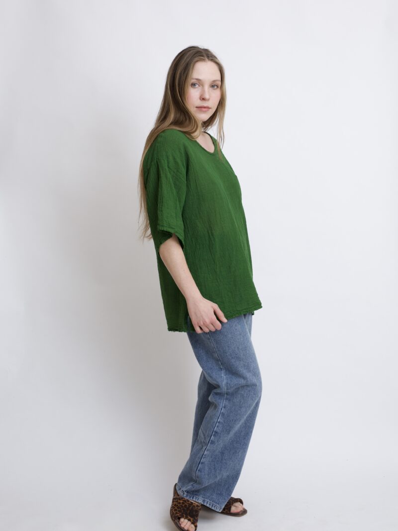 damska bluzka oversize. Modelka w luźnej bawełnianej bluzce w kolorze zielonym