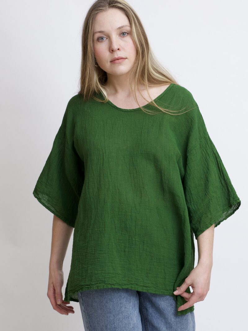 damska bluzka oversize. Modelka w luźnej bawełnianej bluzce w kolorze zielonym