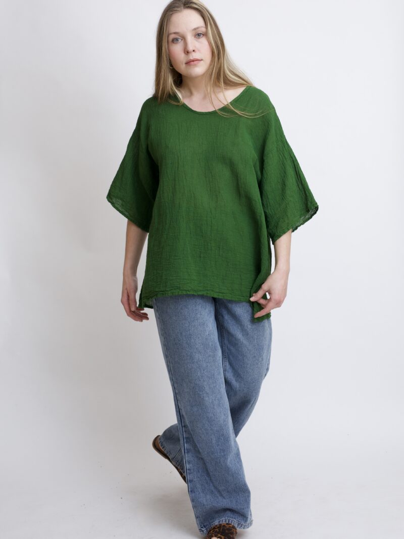 damska bluzka oversize. Modelka w luźnej bawełnianej bluzce w kolorze czarnym