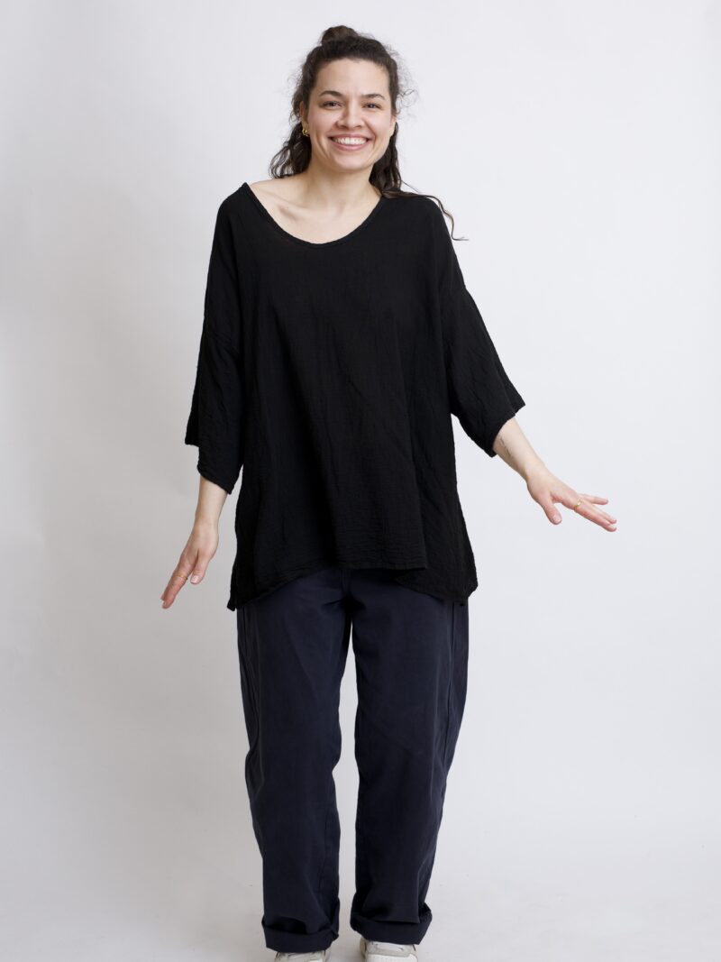 damska bluzka oversize. Modelka w luźnej bawełnianej bluzce w kolorze czarnym