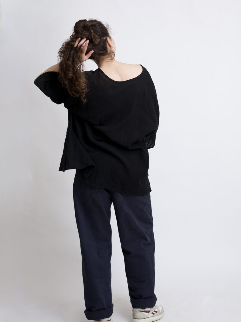 damska bluzka oversize. Modelka w luźnej bawełnianej bluzce w kolorze czarnym