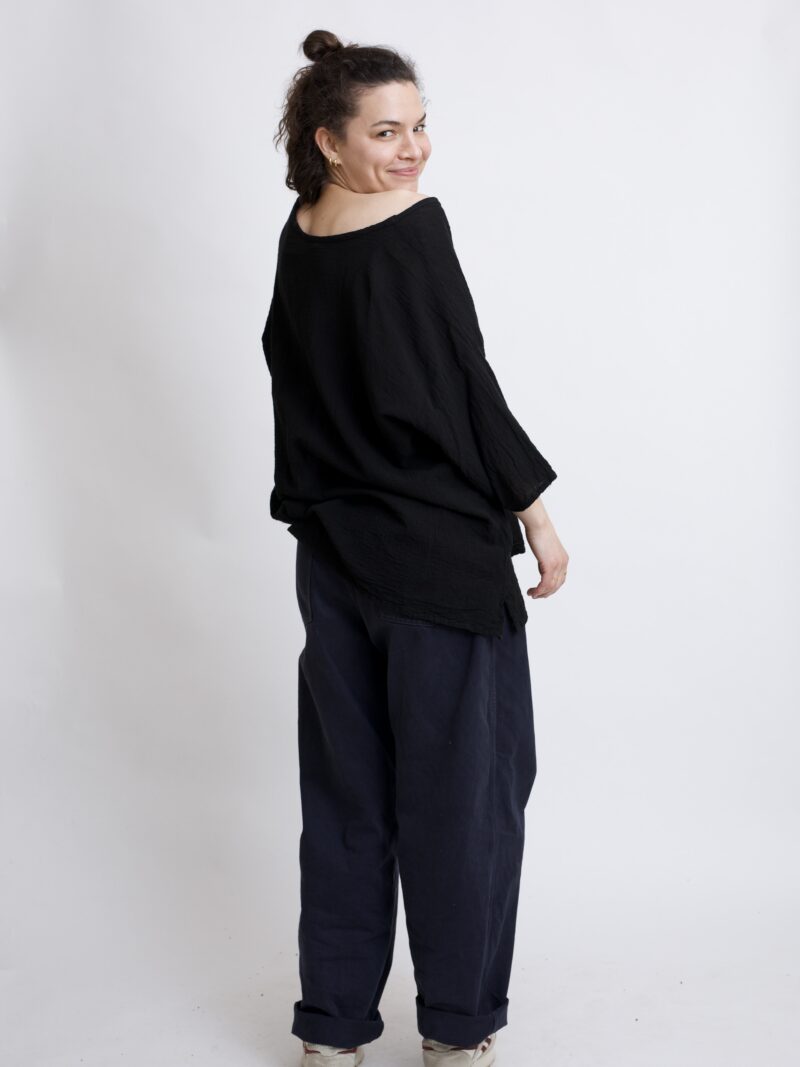 damska bluzka oversize. Modelka w luźnej bawełnianej bluzce w kolorze czarnym