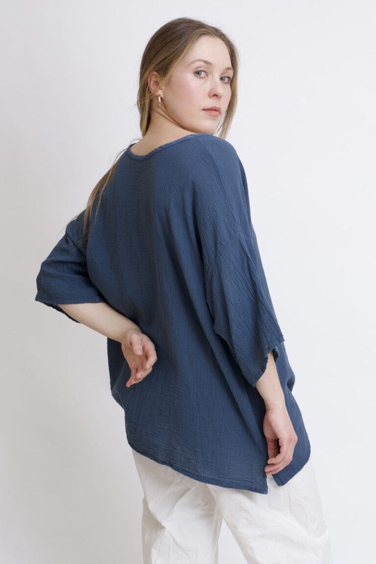 damska bluzka oversize. Modelka w luźnej bawełnianej bluzce w kolorze szaro-grafitowym