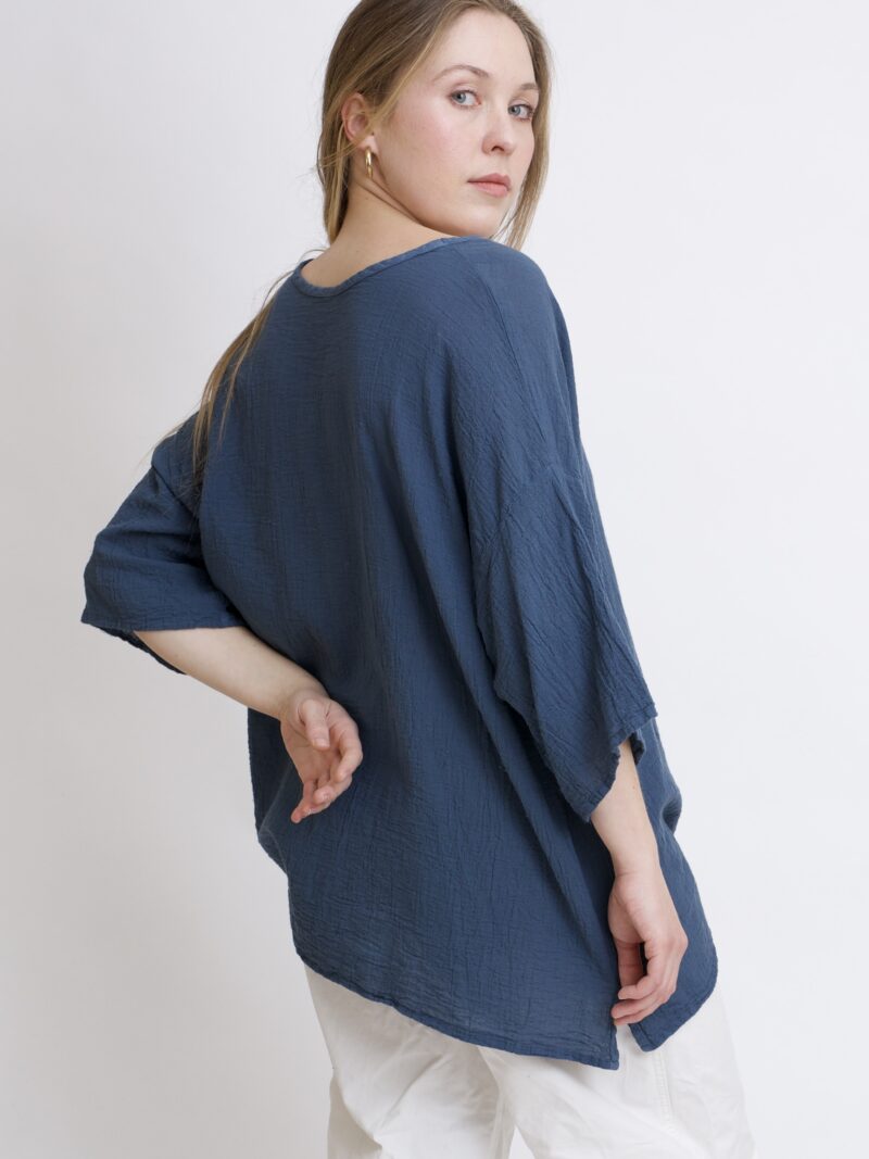 damska bluzka oversize. Modelka w luźnej bawełnianej bluzce w kolorze szaro-grafitowym