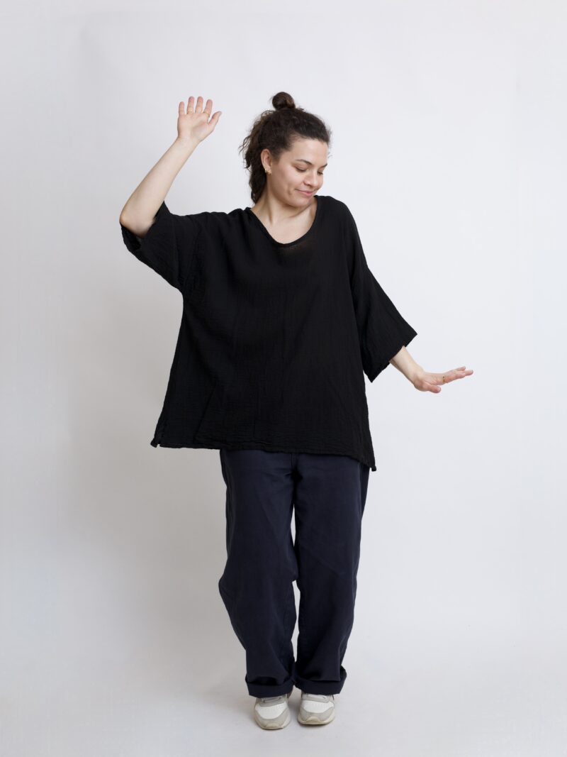 damska bluzka oversize. Modelka w luźnej bawełnianej bluzce w kolorze czarnym