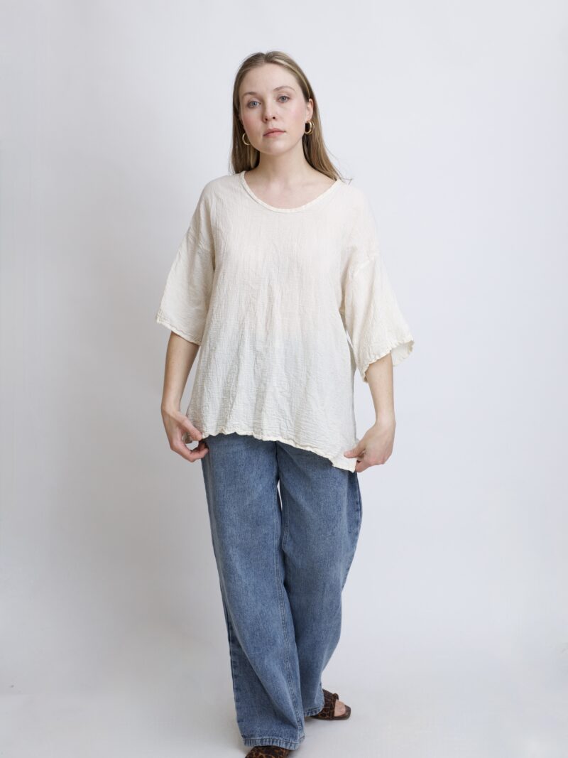 damska bluzka oversize. Modelka w luźnej bawełnianej bluzce w kolorze naturalnej bawełny