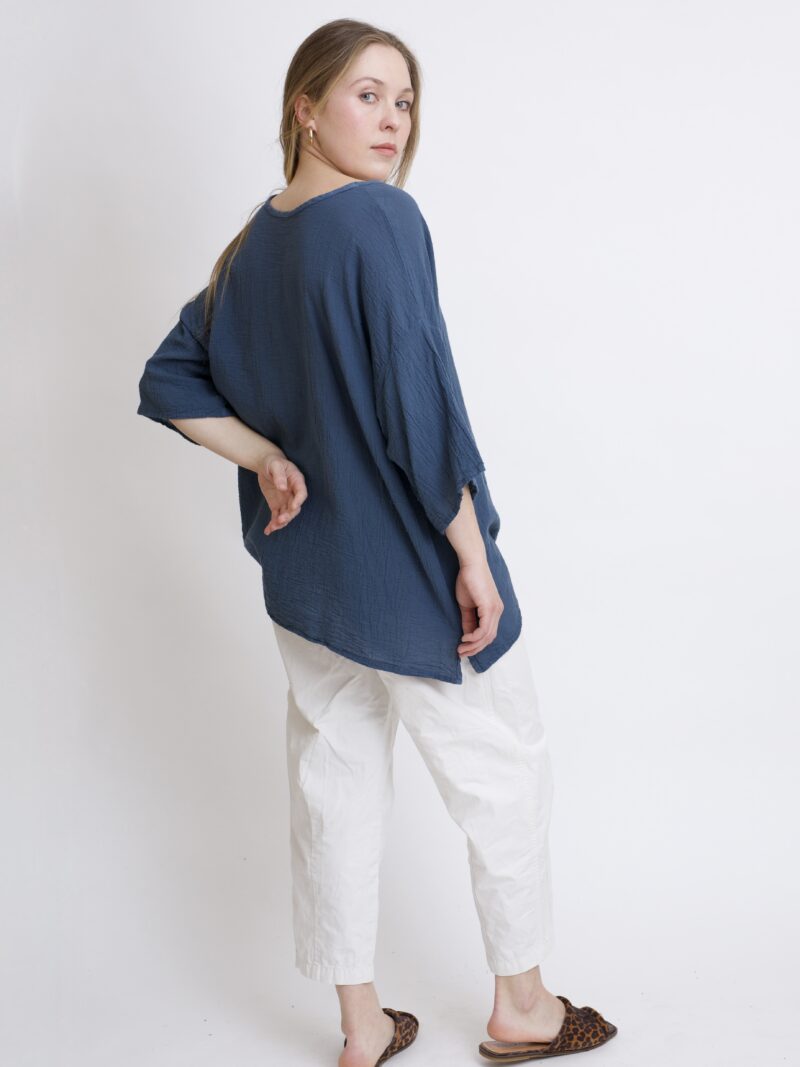 damska bluzka oversize. Modelka w luźnej bawełnianej bluzce w kolorze szaro-grafitowym