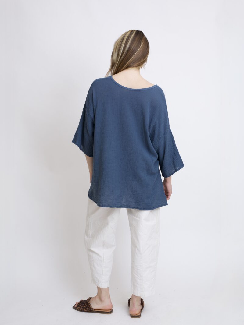 damska bluzka oversize. Modelka w luźnej bawełnianej bluzce w kolorze szaro-grafitowym