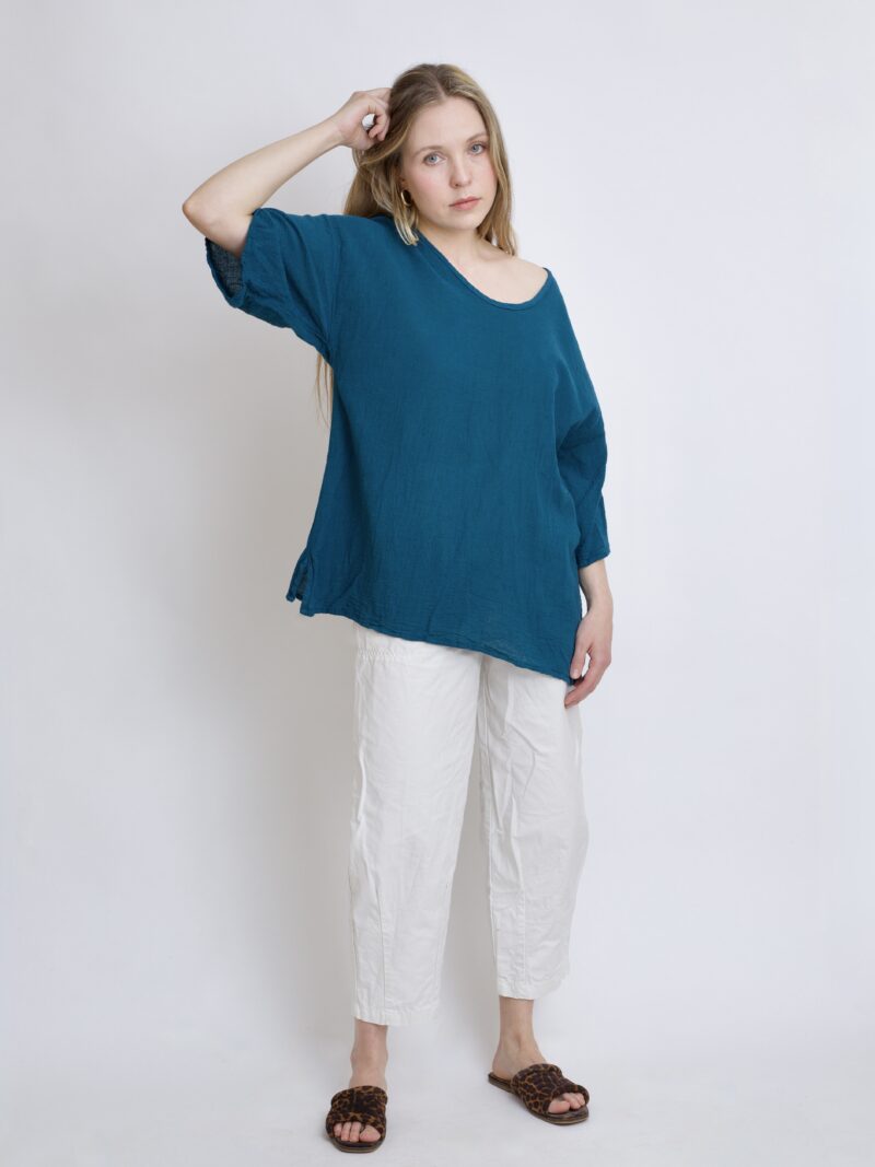 damska bluzka oversize. Modelka w luźnej bawełnianej bluzce w kolorze niebieski petrol
