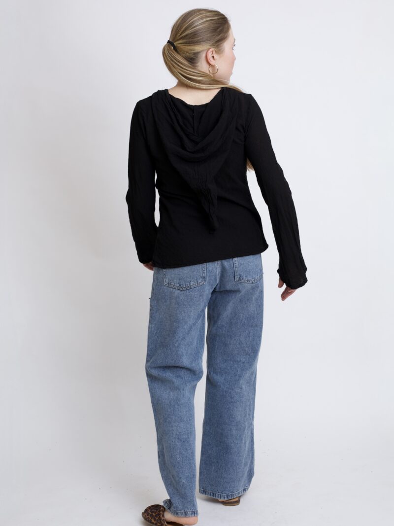 damska bluzka top ze spiczastym, elfickim kapturkiem. Rozkloszowane rękawy, wykonana z bawełny organicznej w kolorze czarny