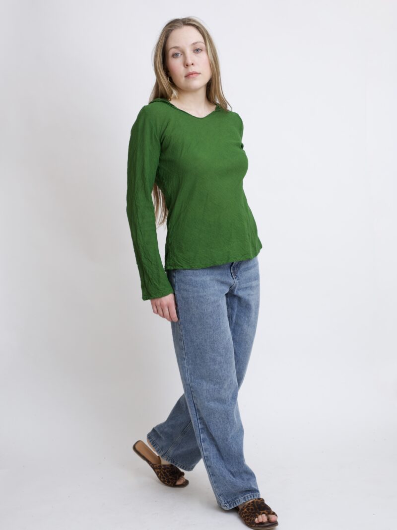 damska bluzka top ze spiczastym, elfickim kapturkiem. Rozkloszowane rękawy, wykonana z bawełny organicznej w kolorze zielonym