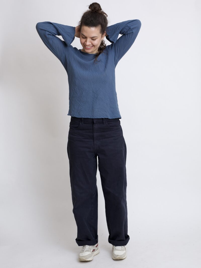 damska bluzka top ze spiczastym, elfickim kapturkiem. Rozkloszowane rękawy, wykonana z bawełny organicznej w kolorze szaro grafitowa