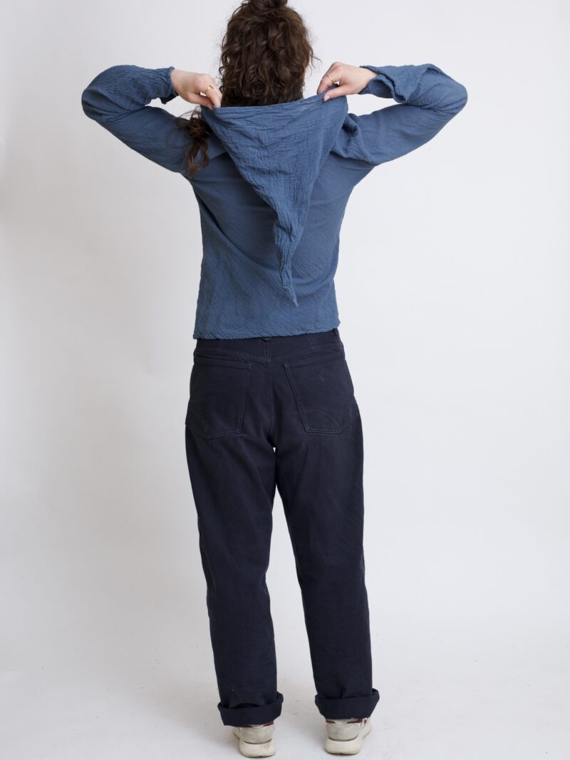 damska bluzka top ze spiczastym, elfickim kapturkiem. Rozkloszowane rękawy, wykonana z bawełny organicznej w kolorze szaro grafitowa