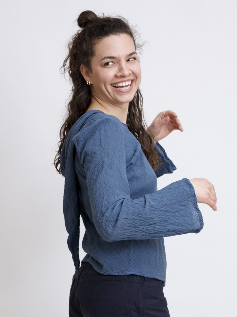 damska bluzka top ze spiczastym, elfickim kapturkiem. Rozkloszowane rękawy, wykonana z bawełny organicznej w kolorze szaro grafitowa