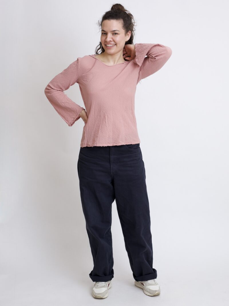 damska bluzka top ze spiczastym, elfickim kapturkiem. Rozkloszowane rękawy, wykonana z bawełny organicznej w kolorze róż pudrowy