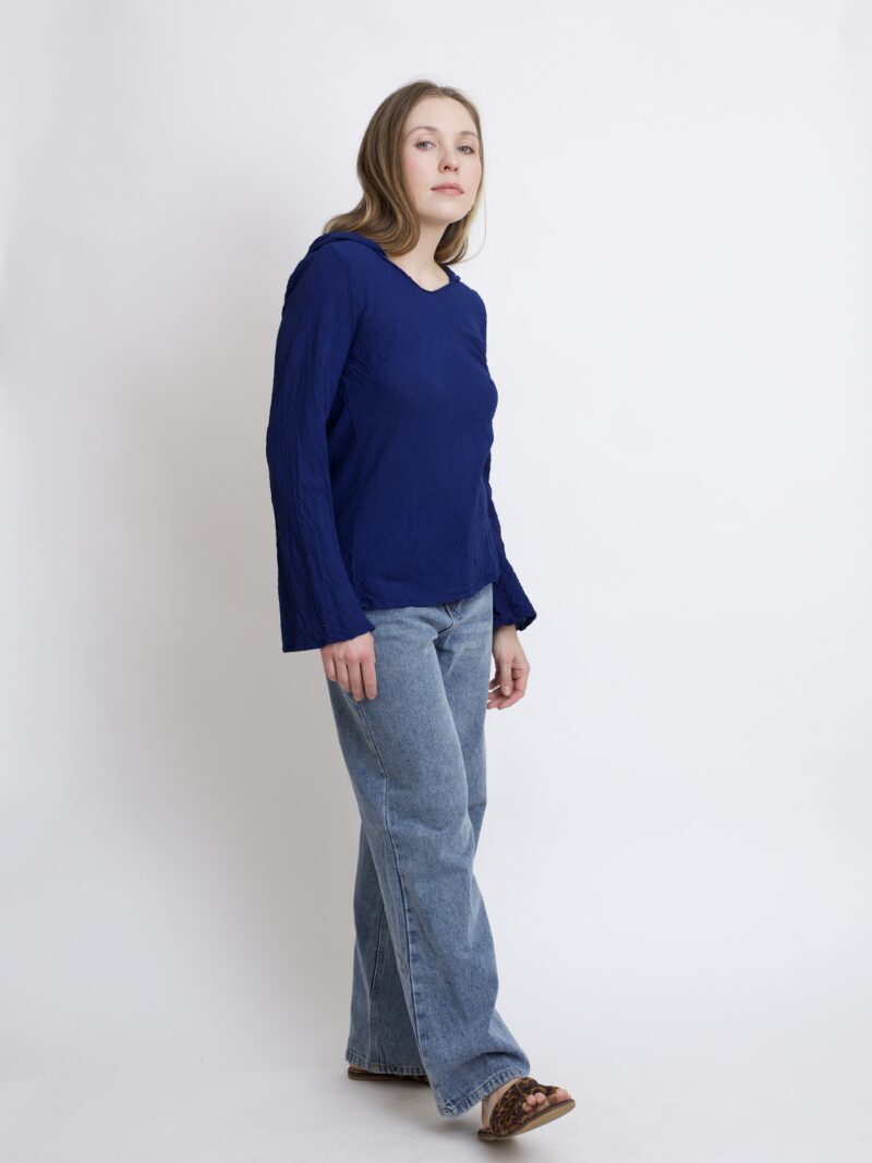 damska bluzka top ze spiczastym, elfickim kapturkiem. Rozkloszowane rękawy, wykonana z bawełny organicznej w kolorze granatowo niebieski