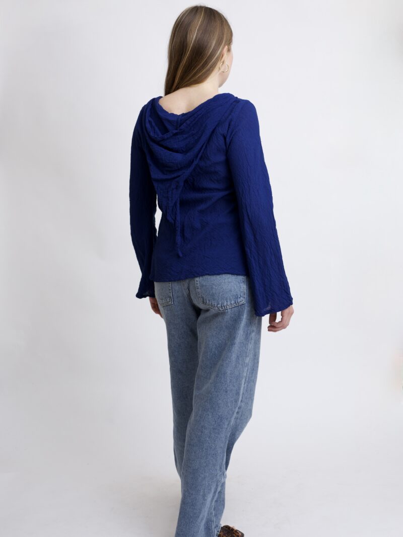 damska bluzka top ze spiczastym, elfickim kapturkiem. Rozkloszowane rękawy, wykonana z bawełny organicznej w kolorze granatowo niebieski