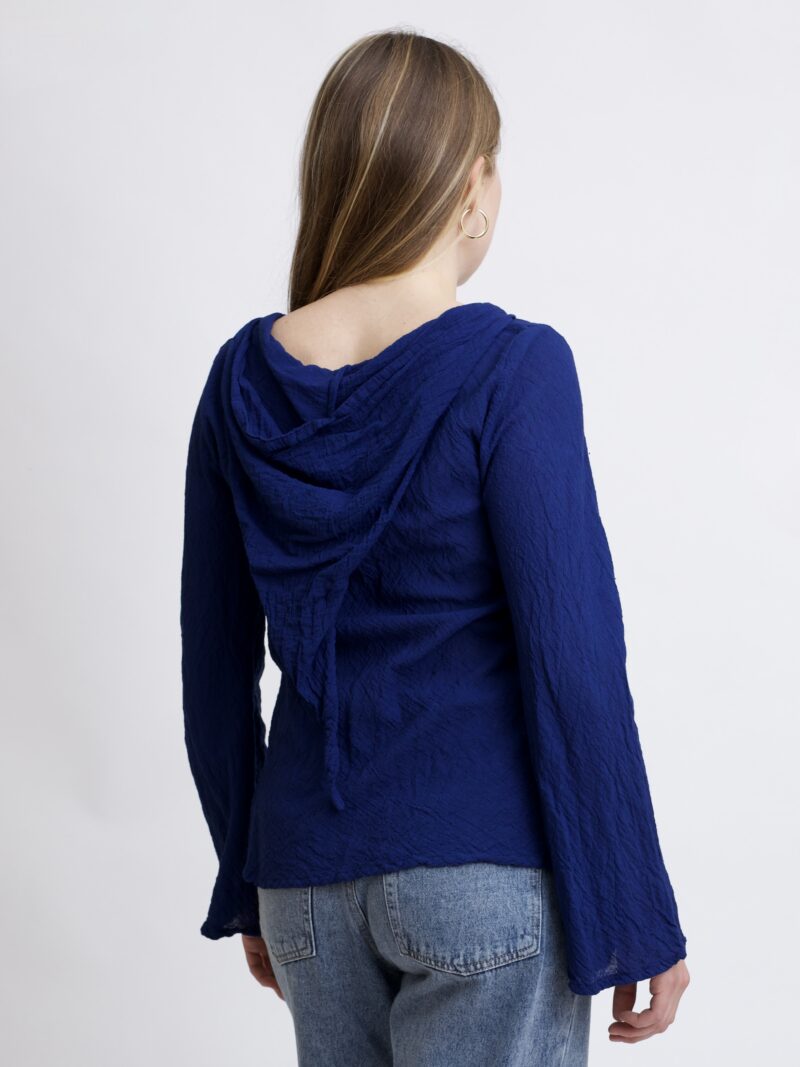 damska bluzka top ze spiczastym, elfickim kapturkiem. Rozkloszowane rękawy, wykonana z bawełny organicznej w kolorze granatowo niebieski