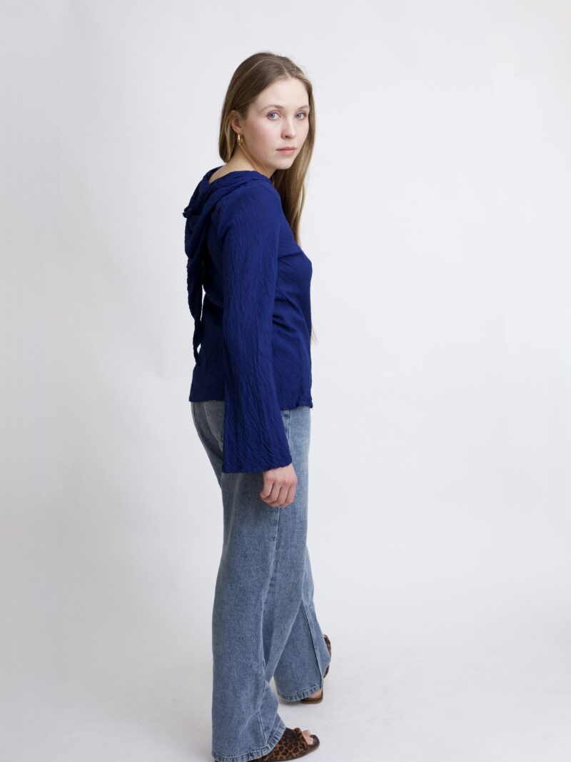 damska bluzka top ze spiczastym, elfickim kapturkiem. Rozkloszowane rękawy, wykonana z bawełny organicznej w kolorze granatowo niebieski