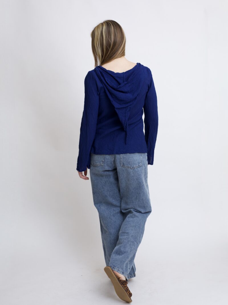 damska bluzka top ze spiczastym, elfickim kapturkiem. Rozkloszowane rękawy, wykonana z bawełny organicznej w kolorze granatowo niebieski