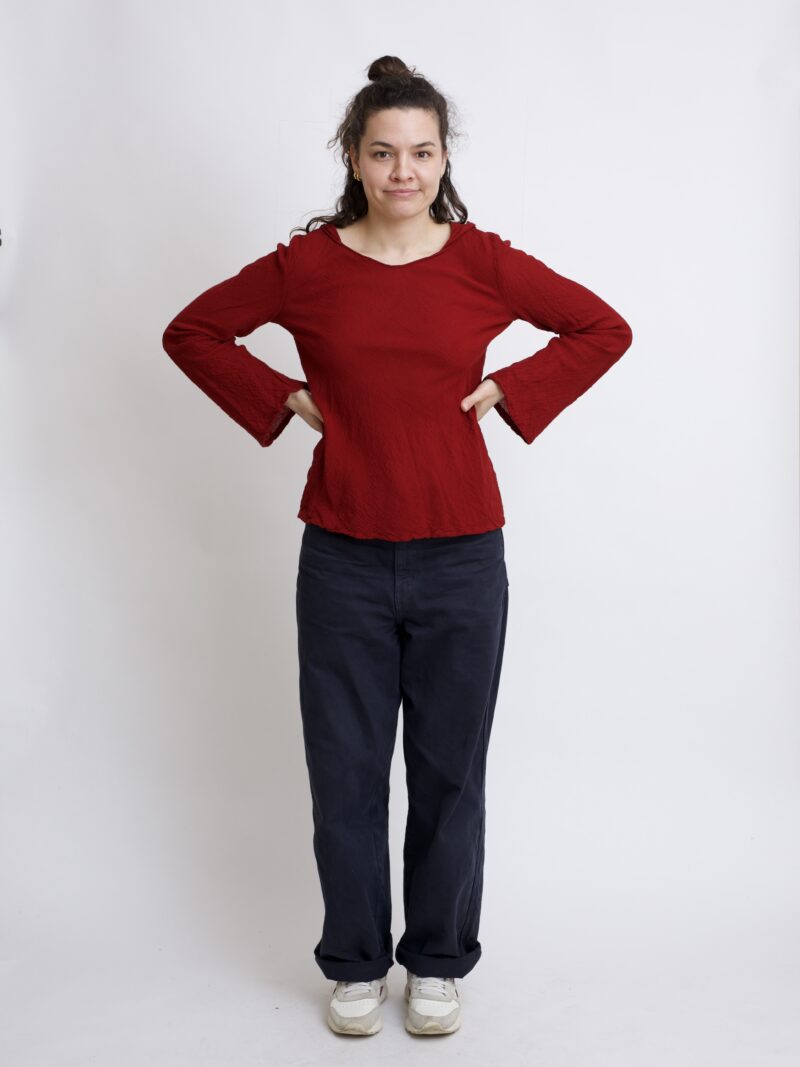 damska bluzka top ze spiczastym, elfickim kapturkiem. Rozkloszowane rękawy, wykonana z bawełny organicznej w kolorze burgund