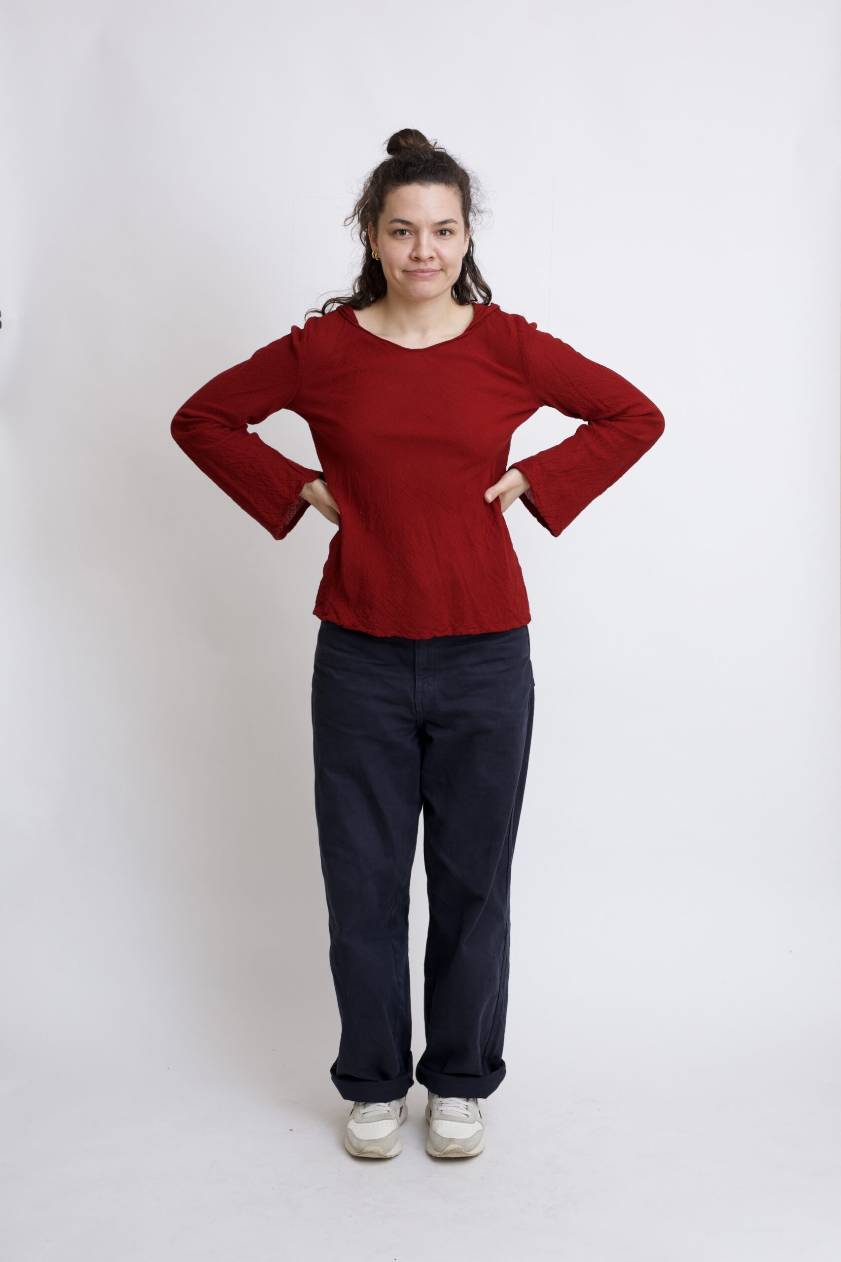 damska bluzka top ze spiczastym, elfickim kapturkiem. Rozkloszowane rękawy, wykonana z bawełny organicznej w kolorze burgund