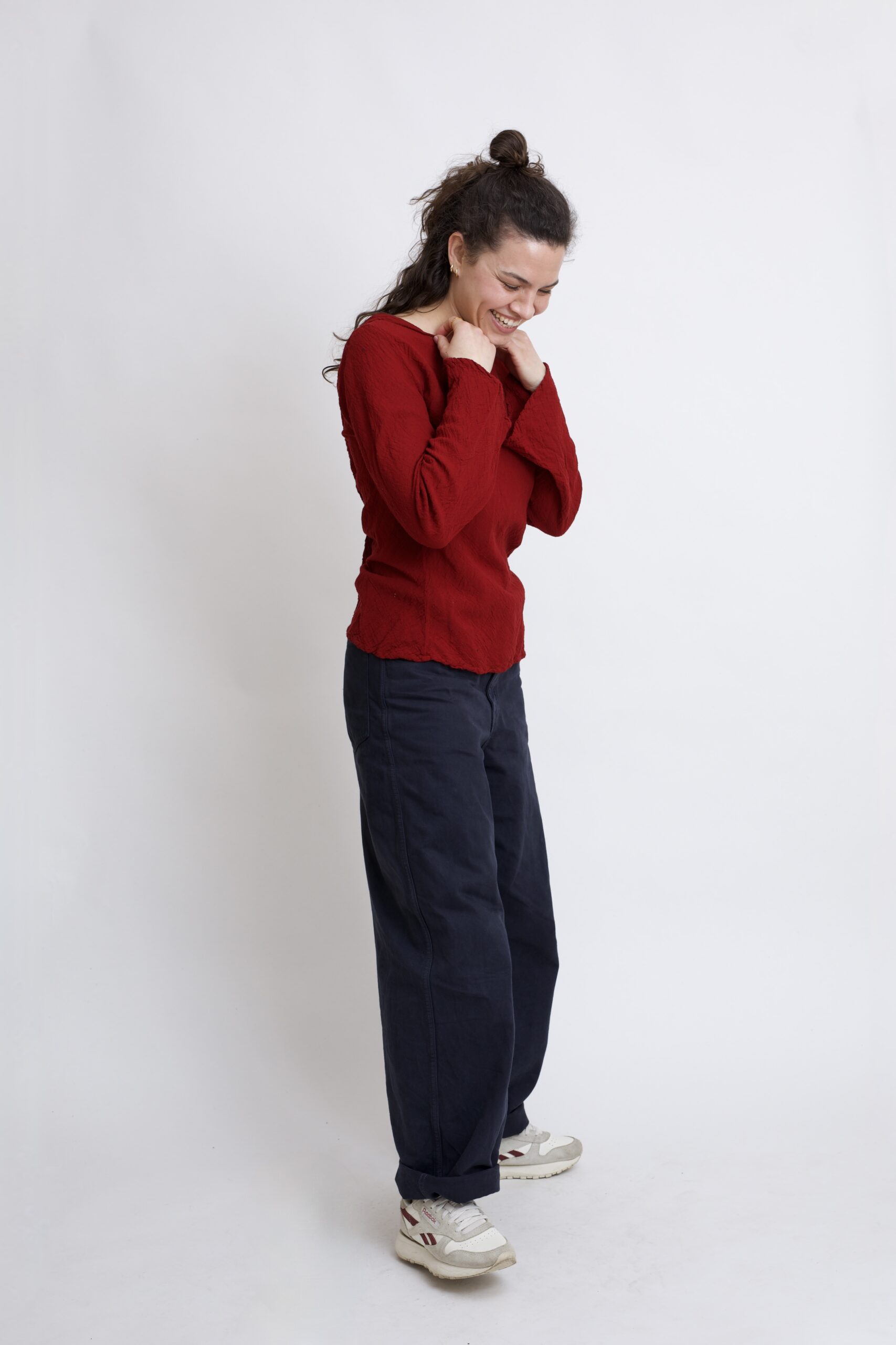 damska bluzka top ze spiczastym, elfickim kapturkiem. Rozkloszowane rękawy, wykonana z bawełny organicznej w kolorze burgund