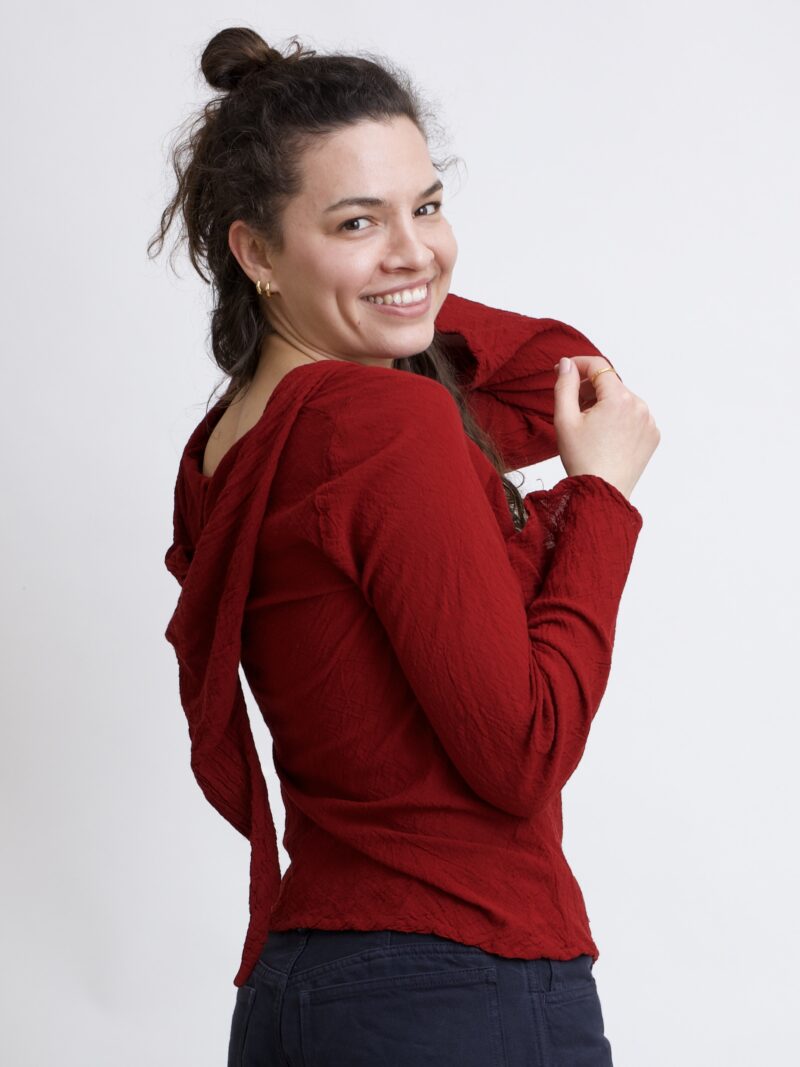 damska bluzka top ze spiczastym, elfickim kapturkiem. Rozkloszowane rękawy, wykonana z bawełny organicznej w kolorze burgund