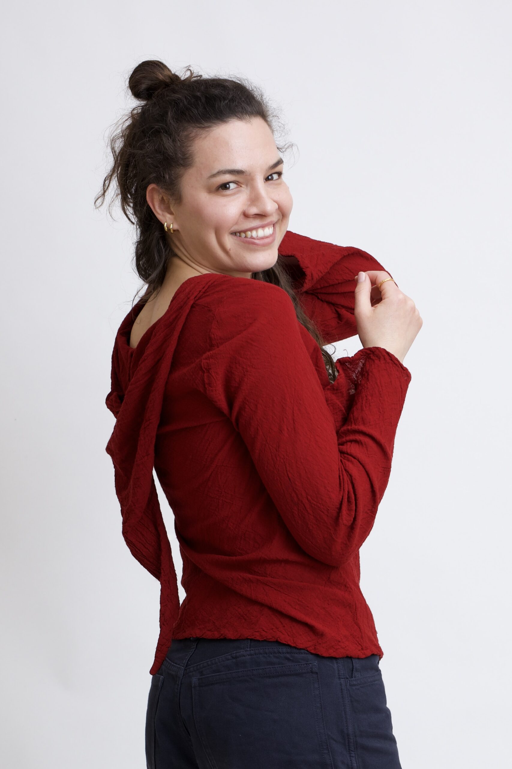 damska bluzka top ze spiczastym, elfickim kapturkiem. Rozkloszowane rękawy, wykonana z bawełny organicznej w kolorze burgund