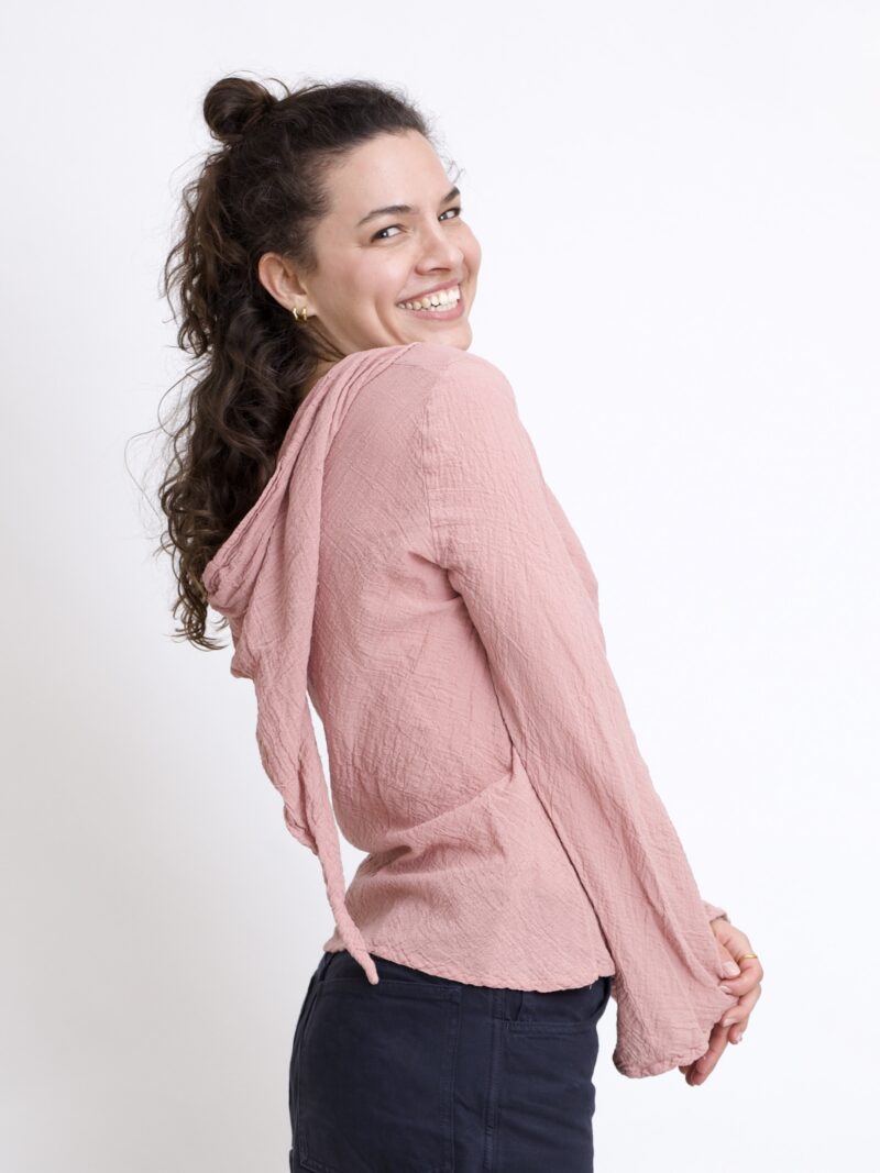 damska bluzka top ze spiczastym, elfickim kapturkiem. Rozkloszowane rękawy, wykonana z bawełny organicznej w kolorze róż pudrowy