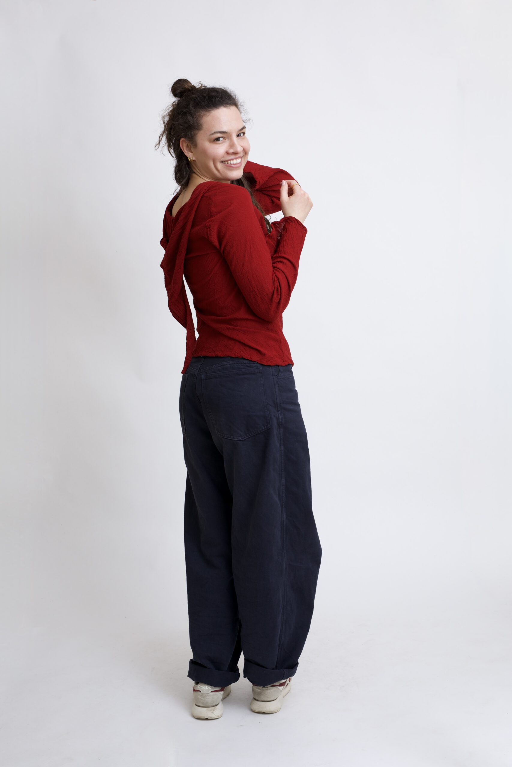 damska bluzka top ze spiczastym, elfickim kapturkiem. Rozkloszowane rękawy, wykonana z bawełny organicznej w kolorze burgund