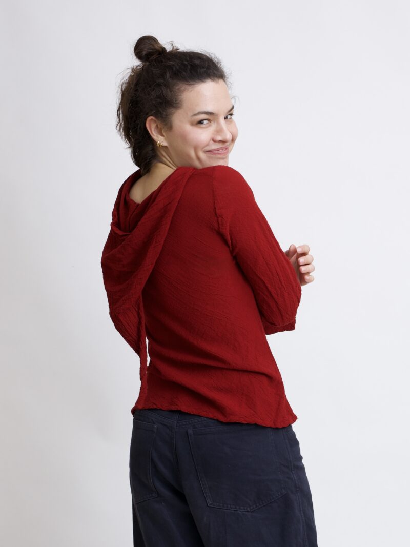 damska bluzka top ze spiczastym, elfickim kapturkiem. Rozkloszowane rękawy, wykonana z bawełny organicznej w kolorze burgund