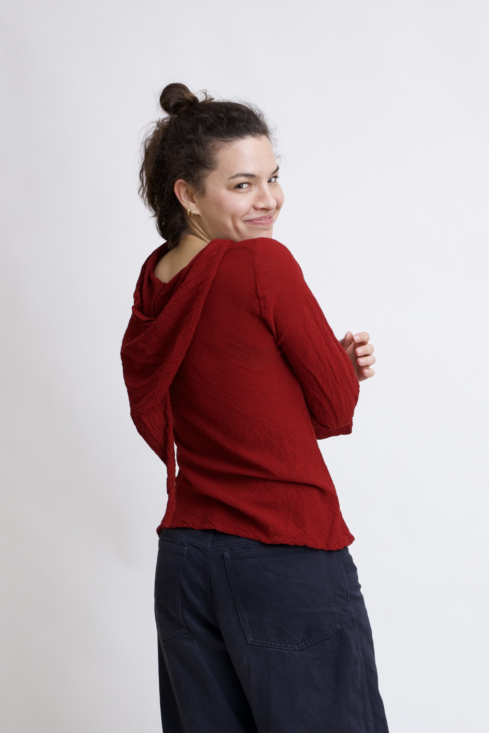 damska bluzka top ze spiczastym, elfickim kapturkiem. Rozkloszowane rękawy, wykonana z bawełny organicznej w kolorze burgund