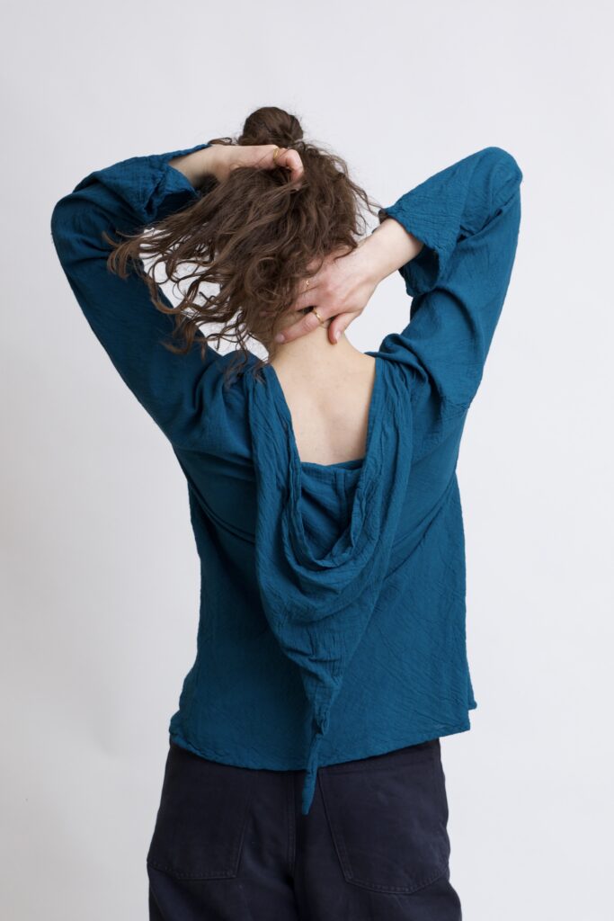 damska bluzka top ze spiczastym, elfickim kapturkiem. Rozkloszowane rękawy, wykonana z bawełny organicznej w kolorze niebieski petrol