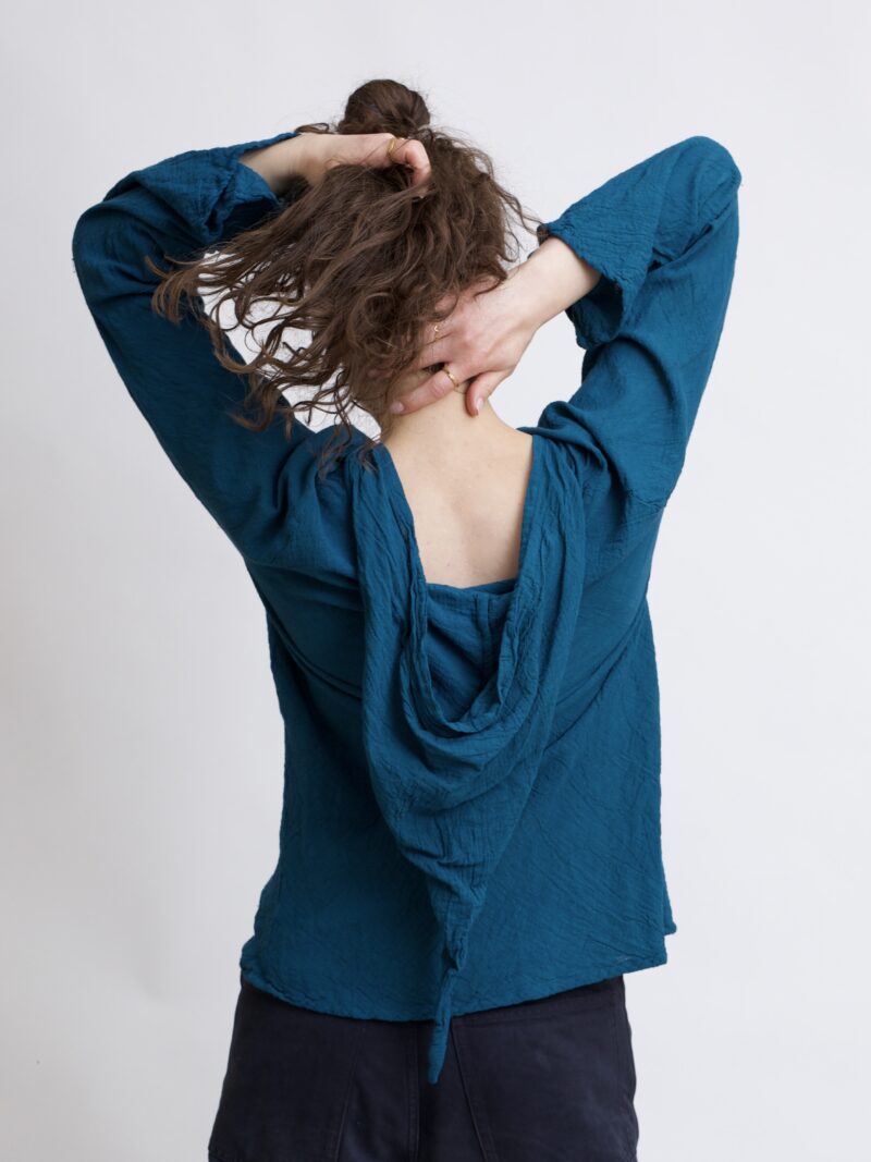 damska bluzka top ze spiczastym, elfickim kapturkiem. Rozkloszowane rękawy, wykonana z bawełny organicznej w kolorze niebieski petrol