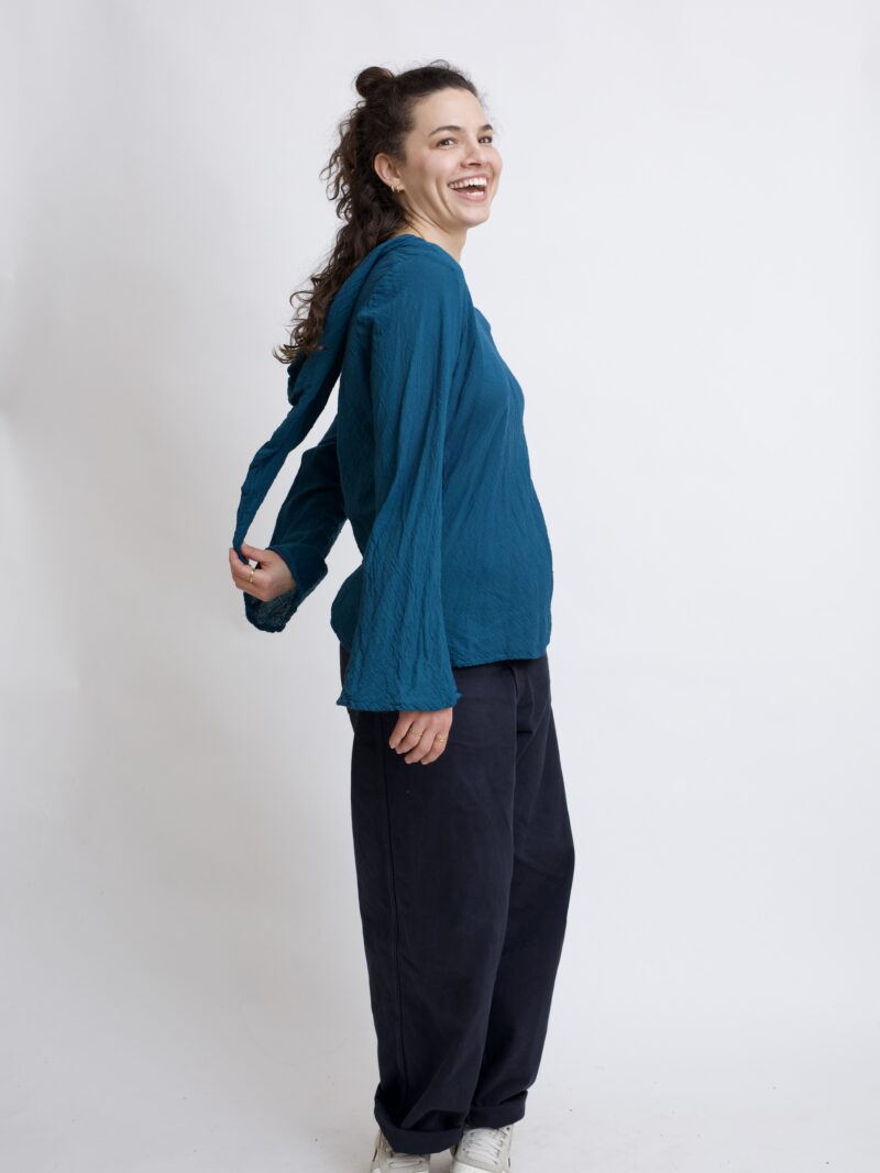 damska bluzka top ze spiczastym, elfickim kapturkiem. Rozkloszowane rękawy, wykonana z bawełny organicznej w kolorze niebieski petrol