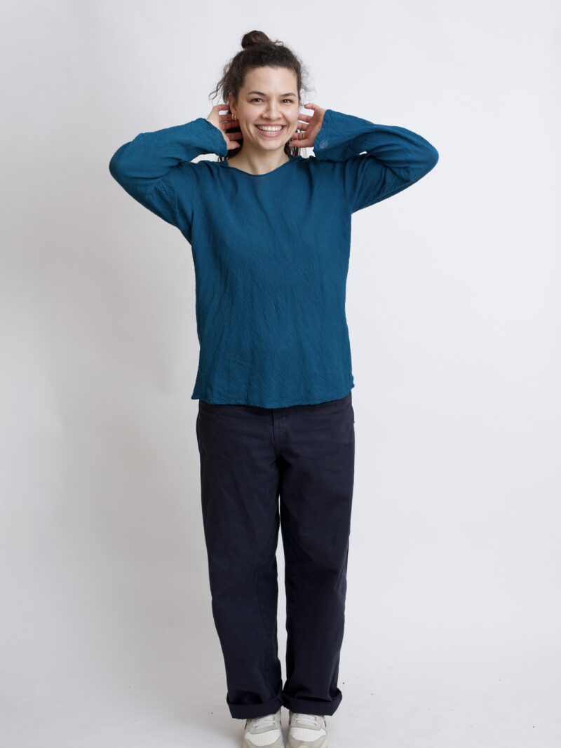 damska bluzka top ze spiczastym, elfickim kapturkiem. Rozkloszowane rękawy, wykonana z bawełny organicznej w kolorze niebieski petrol