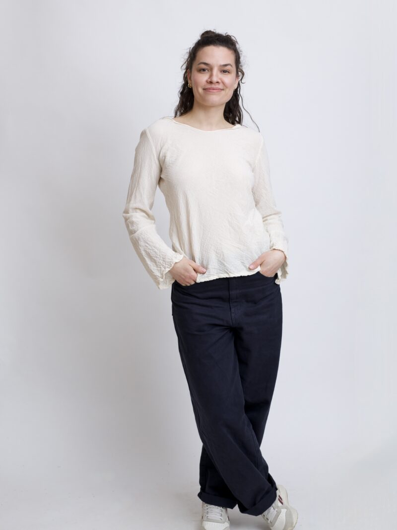 damska bluzka top ze spiczastym, elfickim kapturkiem. Rozkloszowane rękawy, wykonana z bawełny organicznej w kolorze naturalnym bawełny (biała)