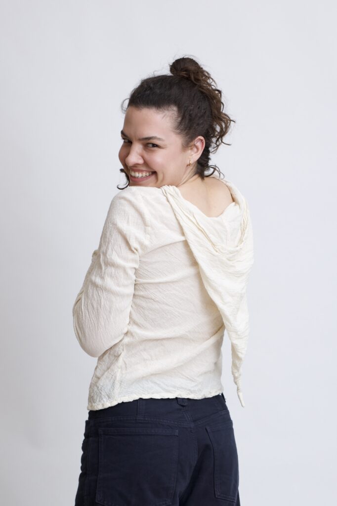 damska bluzka top ze spiczastym, elfickim kapturkiem. Rozkloszowane rękawy, wykonana z bawełny organicznej w kolorze naturalnym bawełny (biała)