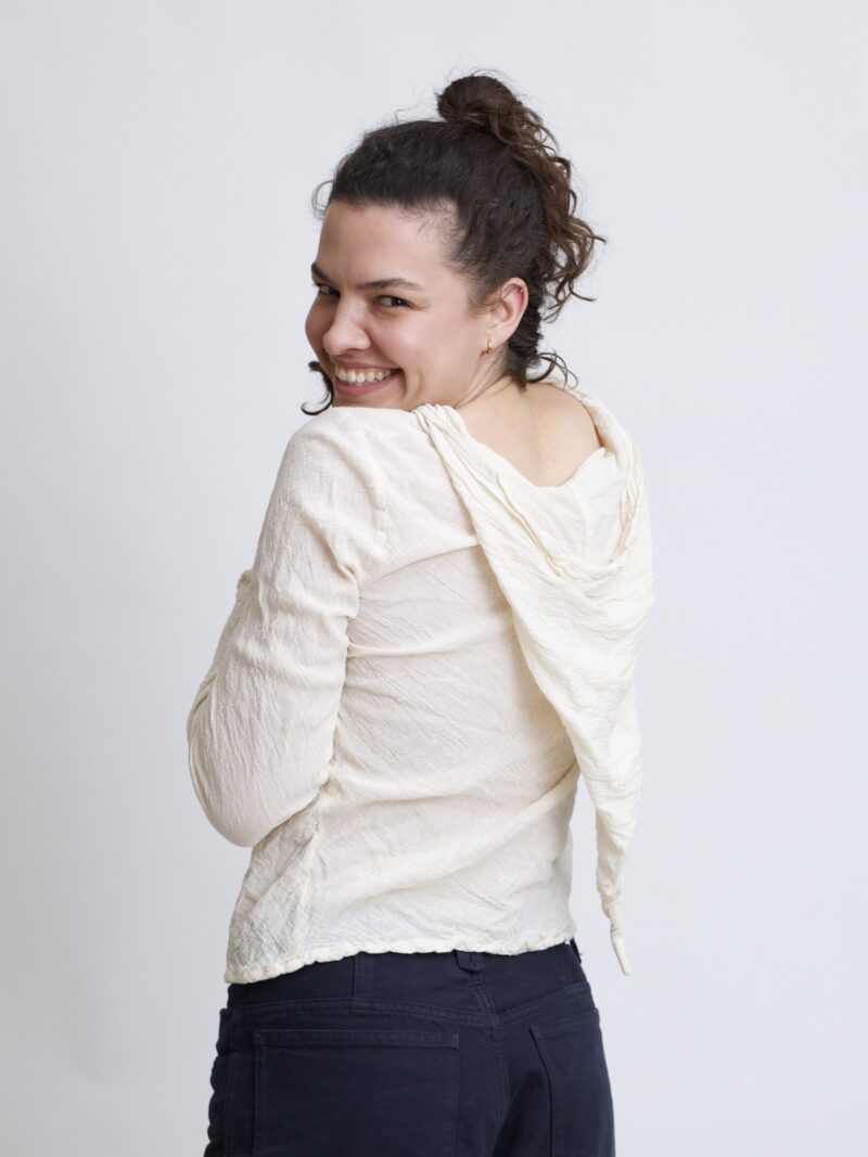 damska bluzka top ze spiczastym, elfickim kapturkiem. Rozkloszowane rękawy, wykonana z bawełny organicznej w kolorze naturalnym bawełny (biała)
