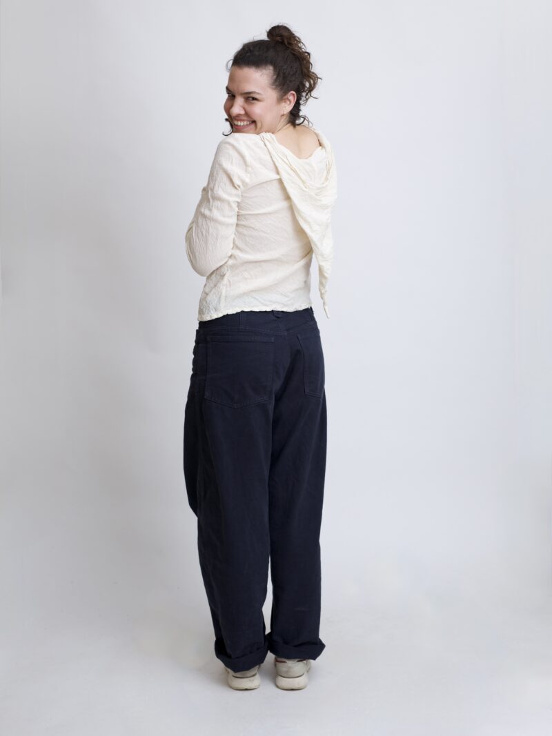 damska bluzka top ze spiczastym, elfickim kapturkiem. Rozkloszowane rękawy, wykonana z bawełny organicznej w kolorze naturalnym bawełny (biała)