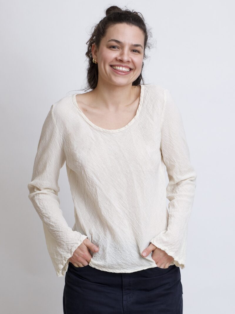 damska bluzka top ze spiczastym, elfickim kapturkiem. Rozkloszowane rękawy, wykonana z bawełny organicznej w kolorze naturalnym bawełny (biała)