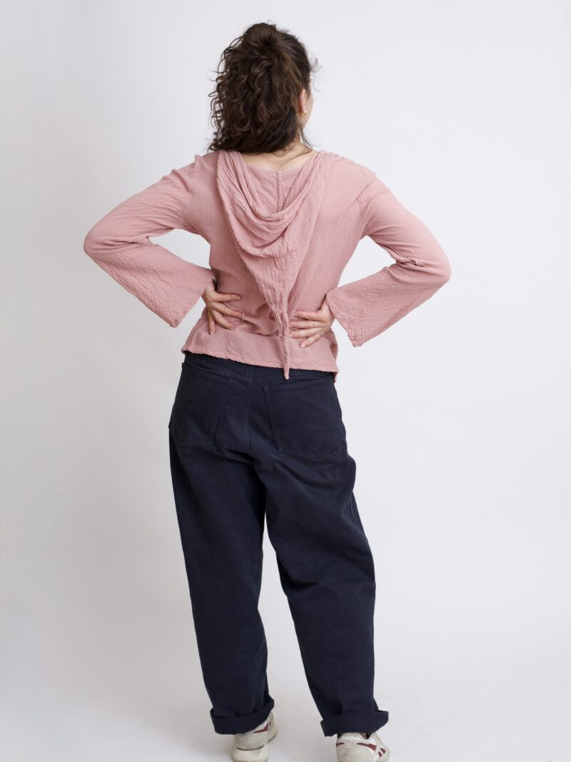 damska bluzka top ze spiczastym, elfickim kapturkiem. Rozkloszowane rękawy, wykonana z bawełny organicznej w kolorze róż pudrowy