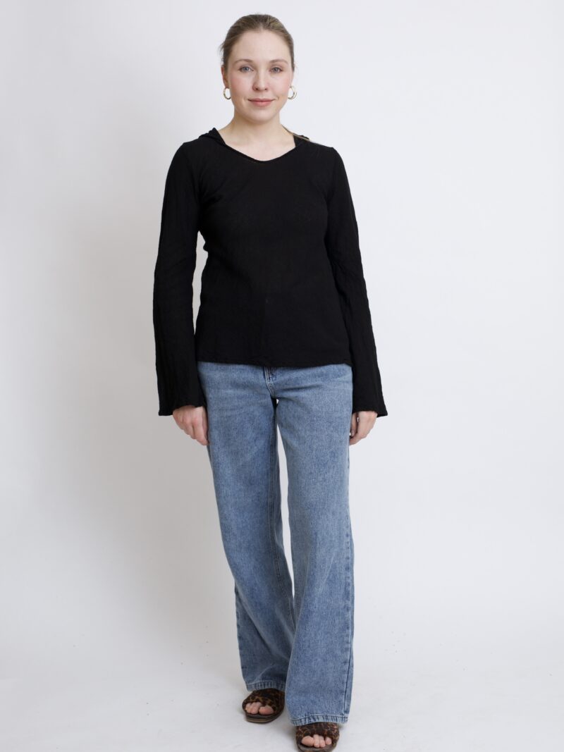 damska bluzka top ze spiczastym, elfickim kapturkiem. Rozkloszowane rękawy, wykonana z bawełny organicznej w kolorze czarny