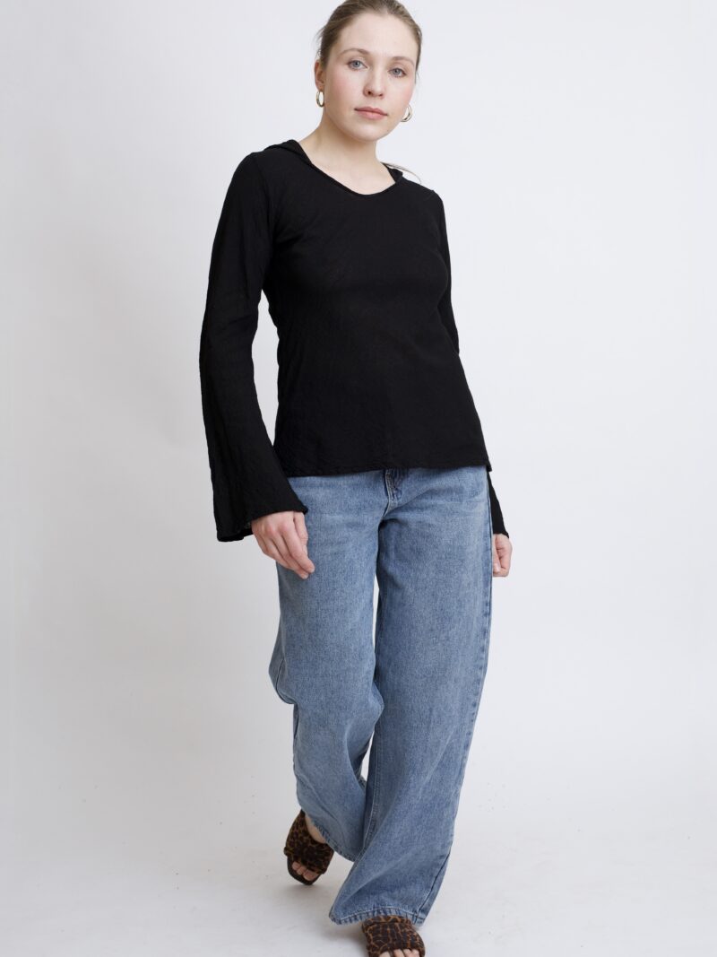 damska bluzka top ze spiczastym, elfickim kapturkiem. Rozkloszowane rękawy, wykonana z bawełny organicznej w kolorze czarny