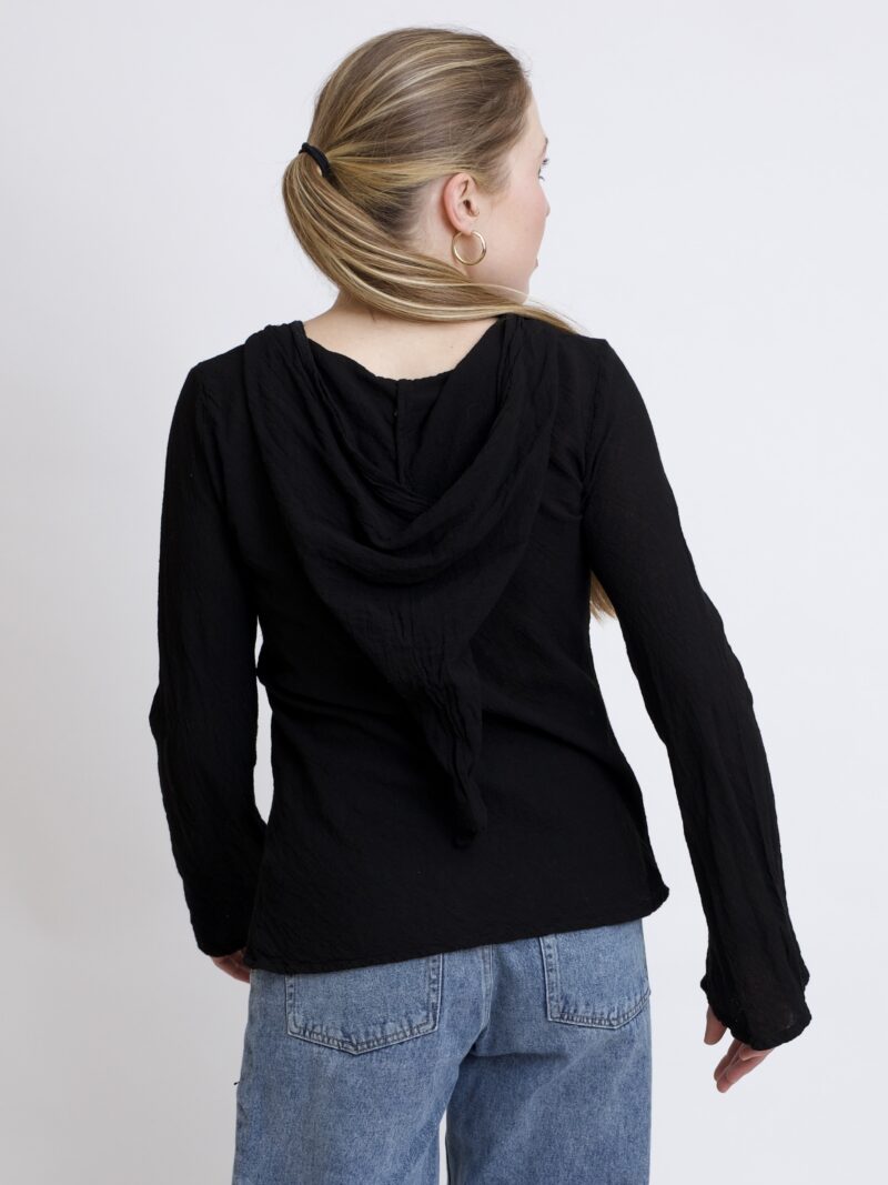 damska bluzka top ze spiczastym, elfickim kapturkiem. Rozkloszowane rękawy, wykonana z bawełny organicznej w kolorze czarny