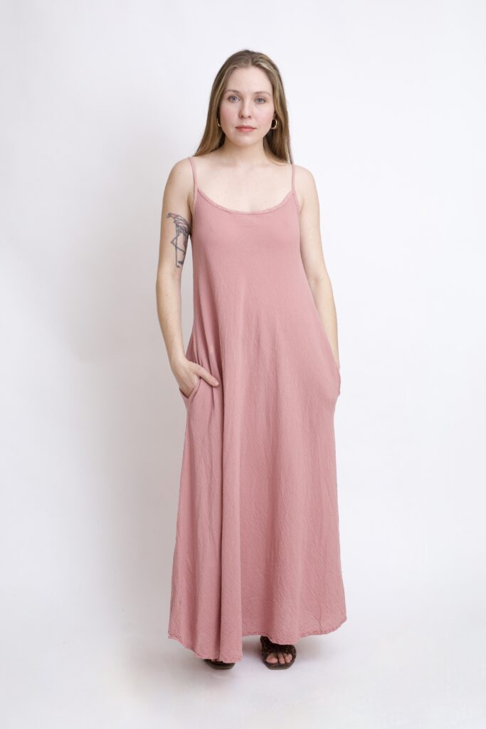 różowo pudrowa sukienka maxi - długa bawełniana na ramiączkach