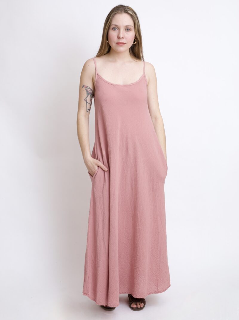 różowo pudrowa sukienka maxi - długa bawełniana na ramiączkach