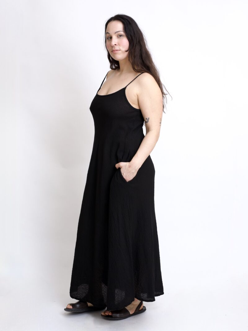 bawełniana sukienka maxi czarna. Sukienka na ramiączkach na lato